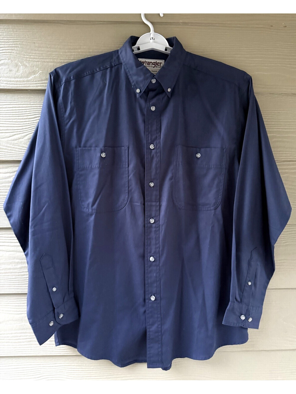 Wrangler Rugged Wear Men's L Button Down Wrinkle Resist Cotton Navy Blue Shirt - Picture 2 of 8